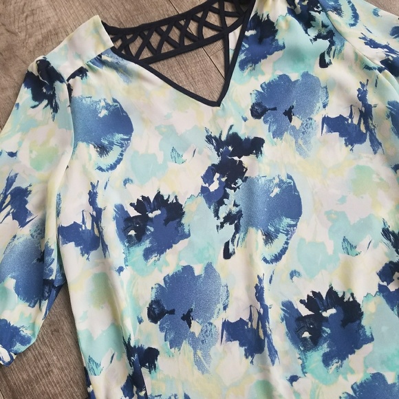 Beautiful  Blouse - Picture 3 of 4